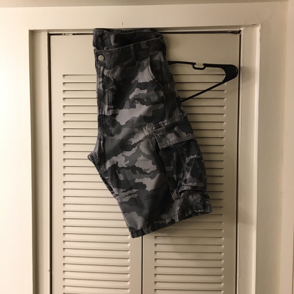 Men’s Levi’s Cargo Shorts sz. 33